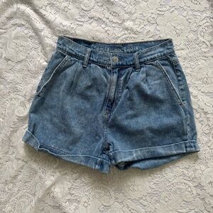 American Eagle Outfitters Women's Light Blue Denim Mom Pleated Shorts Size 0
